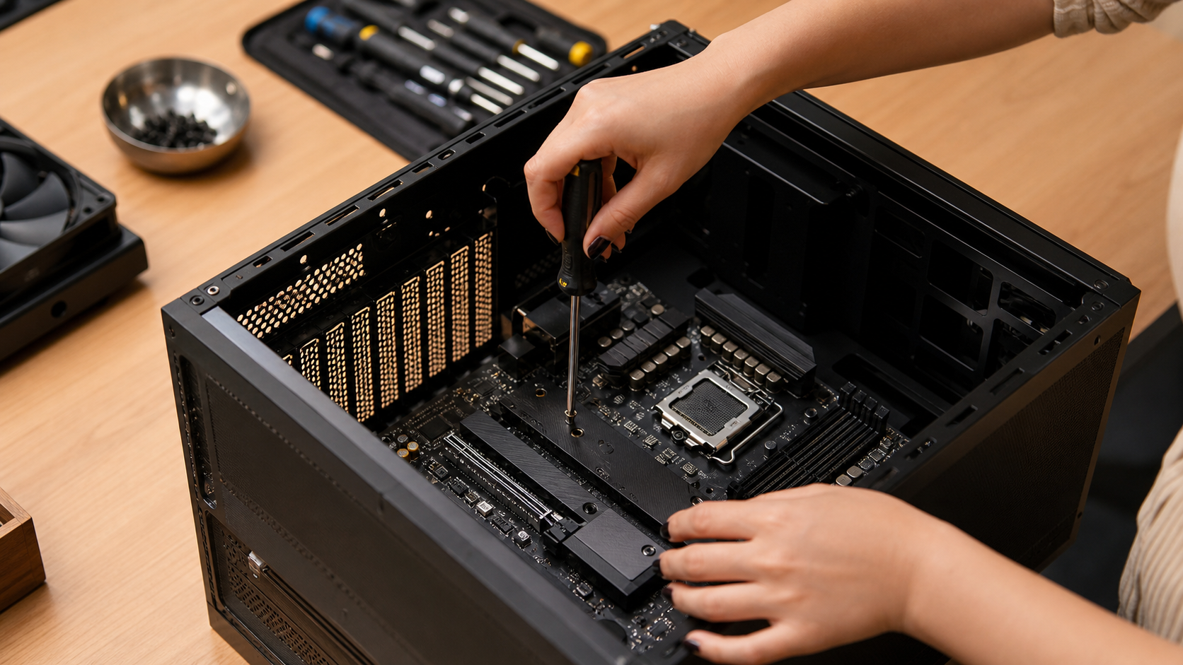 Tecnica assembla un PC su misura componente per componente su un banco da lavoro